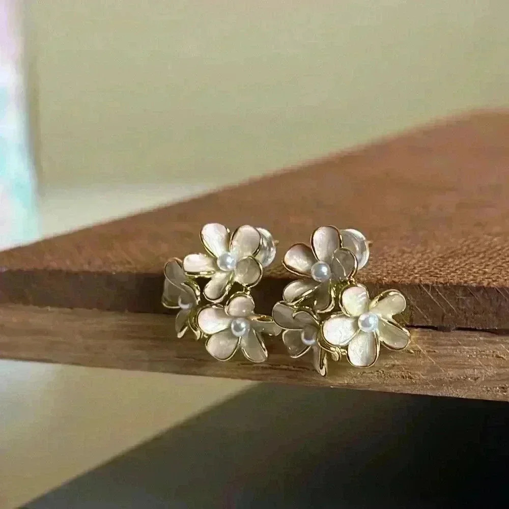 Gradient Triple Flower With Pearls Earrings